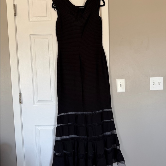 Tadashi Shoji Annika Pintuck V-Neck Black Maxi Gown Dress Formal Event - Picture 9 of 10